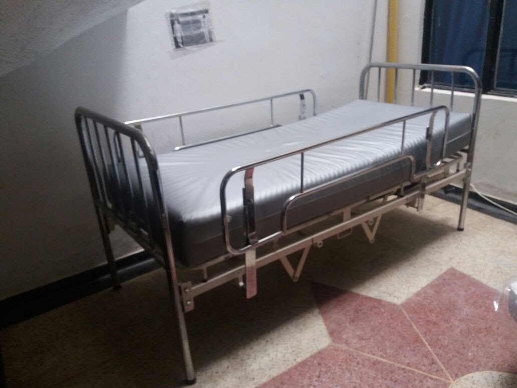 Cama hospitalaria metálica
